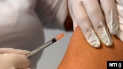 Influenza vakcinát ad be egy egészségügyi dolgozó egy XV. kerületi orvosi rendelőben 2020. január 9-én.