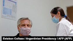 Аргентинанын президенти Алберто Фернандес
"Sputnik V" вакцинасы менен эмделүүдө. Буэнос-Айрес. 2021-жылдын 21-январы.