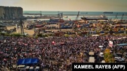 Această fotografie din 4 august 2021, surprinde masa de demonstranți, adunată în fața portului din Beirut pentru a comemora un an de la explozia care a devastat portul și orașul.