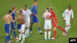 Igrači Ukrajine i Engleske se pozdravljaju nakon utakmice evropskog prvenstva u fudbalu u Donjecku 19. juna. 2012. godine.