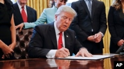 دونالد ترامپ وعده داده که مرزهای جنوبی آمریکا را ببندد، ممنوعیت سفر به آمریکا برای شهروندان برخی از کشورها را برگرداند و مهاجران غیرقانونی را اخراج کند