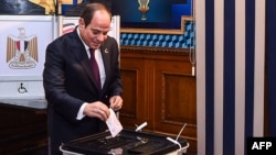 Predsednik Egipta Abdel Fattah el-Sisi glaasa na izborima, Kairo, 10. decembar 2023.