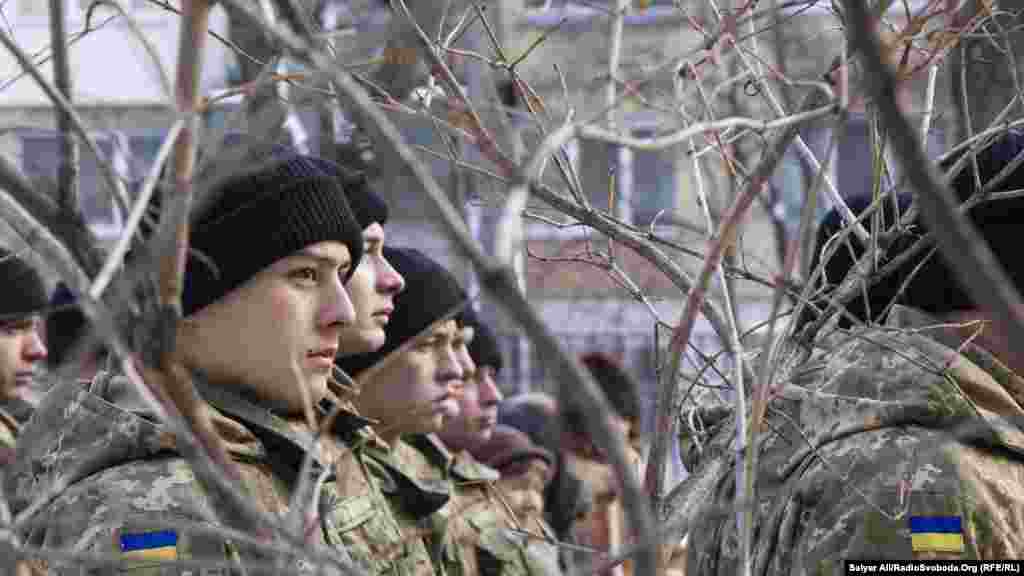 Курсанти прийшли покласти квіти до меморіальної дошки та востаннє віддати честь &laquo;кіборгу&raquo;, який героїчно загинув, захищаючи Донецький аеропорт