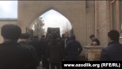 Тело Кадыржана Батырова несут к могиле. 