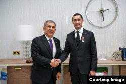 Президент Сердар Бердімұхамедов (оң жақта) Татарстан басшысы Рустам Миннихановпен бірге. Қазан қаласы, Ресей.
