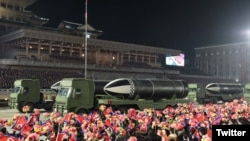 Военен парад в Северна Корея през януари