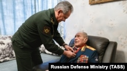 Сергей Шойгу и Дмитрий Язов (слева направо) во время торжественного вручения ордена "За заслуги перед Отечеством" III степени и юбилейной медали "75 лет Победы в Великой Отечественной войне 1941-1945 годов".
