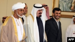 محمود احمدی‌نژاد دست در دست ملک عبدالله و سلطان قابوس در حاشیه اجلاس شورای همکاری خلیج فارس در دوحه قطر در زمستان ۸۶