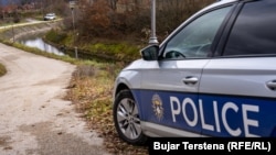 Vozilo kosovske policije u blizini vodenog kanala Ibar-Lepenac