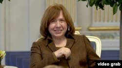 Светлана Алексиевич, барандаи ҷоизаи Нобел дар бахши адабиёт.