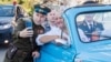 Președintele Igor Dodon, într-un automobil de marcă sovietică „Pobeda”, în drum spre Șerpeni