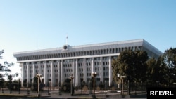 Айрым талдоочулар кылмыш чөйрөсүнүн өкүлдөрү Ак үйдүн жетинчи кабатына чейин тамыр жайганын айтууда.