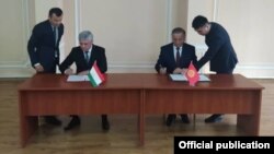 Подписание протокола между правительственными делегациями Кыргызстана и Таджикистана по границе. Бишкек. 17 июля 2021 года.
