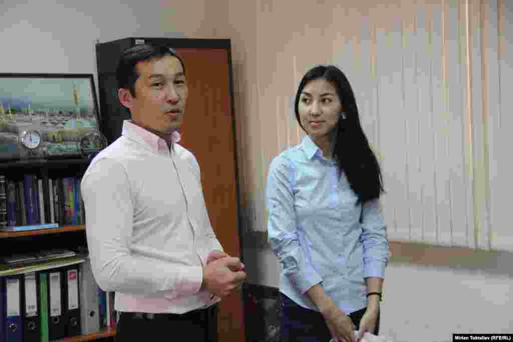 Награды и подарки победителям вручили директор бишкекского бюро &laquo;Азаттыка&raquo; Султан Каназаров и представитель оператора мобильной связи О! Айжан Мусалиева.​ Компания предоставила призы для победителей конкурса.&nbsp;