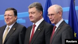 
Після підписання Угоди про асоціацію України і ЄС. Голова Єврокомісії Жозе Мануель Баррозо (л), президент України Петро Порошенко (в центрі) і голова Європейської Ради Герман Ван Ромпей, Брюссель, 27 червня 2014 року