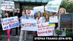 Учасники пікету біля посольства Німеччини в Україні на знак протесту проти рішення Парламентської асамблеї Ради Європи про повернення представників Росії у ПАРЄ. Київ, 25 червня 2019 року