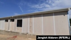 Кыргыз-тажик чек арасындагы куралдуу кагылышта жабыркаган үйлөрдүн ордуна кураштырылып жаткан тамдар.