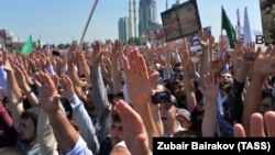 Чеченстанда Бирмадагы окуяларга карата нааразылык акциясынан бир көрүнүш