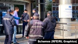 Журналісти «Схем» спілкуються з поліцейськими після нападу