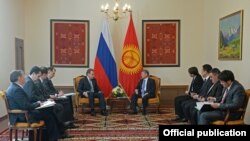 Президент КР Алмазбек Атамбаев и первый вице-премьер-министр РФ Игорь Шувалов, Бишкек, 29 марта 2013 года.