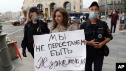 Jurnaliștii care au protestat individual au avut pancarte cu mesaje precum „Nu vom înceta să fim jurnaliști”