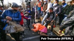 Нападение на Юрия Толочко, который пришел на митинг в женской одежде. Алматы, 31 октября 2020 года.
