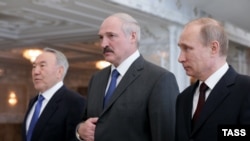 Президенти Росії, Білорусі і Казахстану, Володимир Путін (праворуч), Олександр Лукашенко (в центрі) і Нурсултан Назарбаєв, Мінськ, 29 квітня 2014 року