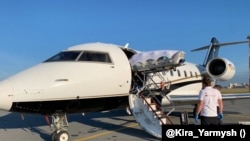 Завантаження нош із Олексієм Навальним до евакуаційного літака з Німеччини, 22 серпня 2020 року