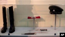 وسایل یک افسر نازی در نمایشگاه پنجاهمین سالگرد محاکمه آدولف آیشمن (۲۰۱۱) ، اورشلیم