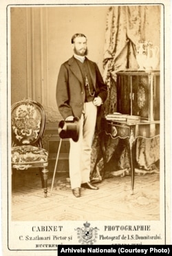 Carol I de Hohenzollern a domnit între 1866 și 1914. Aici o fotografie din prima parte a domniei realizată de un fotograf ardelean, mutat la București: Carol Pop de Szatmari. Fotograful făcea parte dintr-un val de central-europeni care găseau Bucureștiul atrăgător și profitabil.