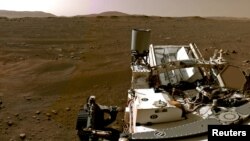 بخشی از یک عکس پانوراما که مریخ‌نورد ناسا در ۲۰ فوریه ۲۰۲۱ از سطح سیارهٔ بهرام انداخته و فرستاده است