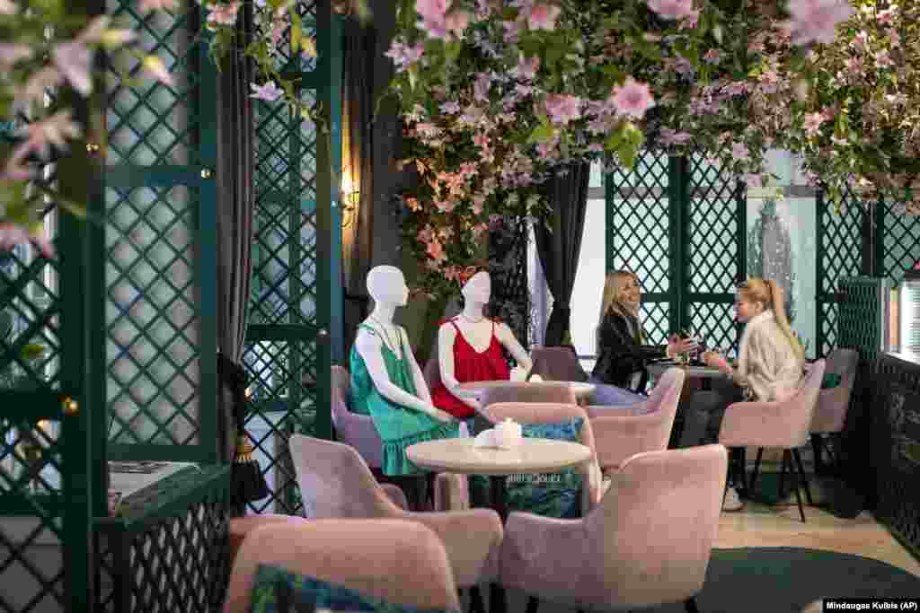 Кукли поставени да обезбедат сфизичко растојание во ресторан во Вилнус, Литванија, 21 мај 2020 година. Во Вилнус, на кафулињата и рестораните им е дозволено да прифаќаат клиенти во затворен простор, меѓутоа, под строги правила за физичко растојание.