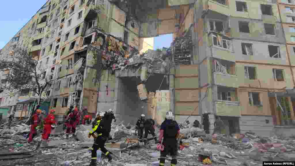 Mentőcsapatok a szeptember 24-én Harkivban egy lakóházra mért orosz csapás helyszínén.&nbsp;Ihor Terehov, Harkiv polgármestere bejelentette, hogy az északkelet-ukrajnai városban két lakónegyedet ért orosz siklóbomba-támadás, ami legalább három ember halálát okozta