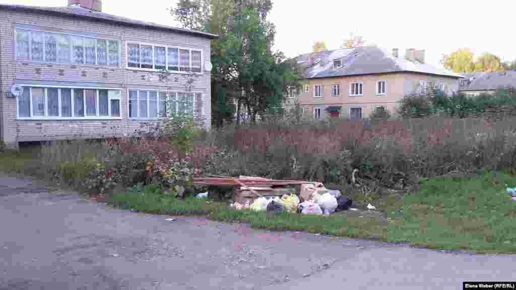 Неприятно удивило, что мусор в Вичуге жители скидывают прямо у дорог, где образуются большие кучи отходов. Из-за этого на стенах некоторых домов красуются нелицеприятные надписи, такие, как например: &quot;мусор у дома - город-помойка&quot;. Вичужане объясняют, что местные власти и жители не первый год не могут прийти к общему знаменателю - как решить вопрос с эксплуатационными услугами. В городе не видно мусорных контейнеров, как это принято всюду, поэтому жители выносят мешки с мусором на дорогу, куда к определенному вечернему времени подъезжает &laquo;мусоровоз&raquo;, рабочие закидывают мешки вручную и увозят на свалку.