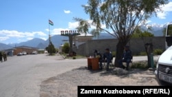 Ак-Сай менен Ворух айылдарынын чектешкен жериндеги нөөмөтчү милиционерлер. Ворух - Кыргызстандын аймагындагы Тажикстандын анклавы. Баткен. 18-май, 2021-жыл.