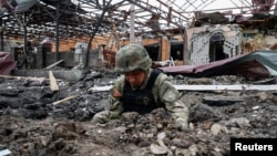 Поліцейський із вибухотехнічного підрозділу працює на місці російського авіаудару в Харкові, 22 травня 2024 року