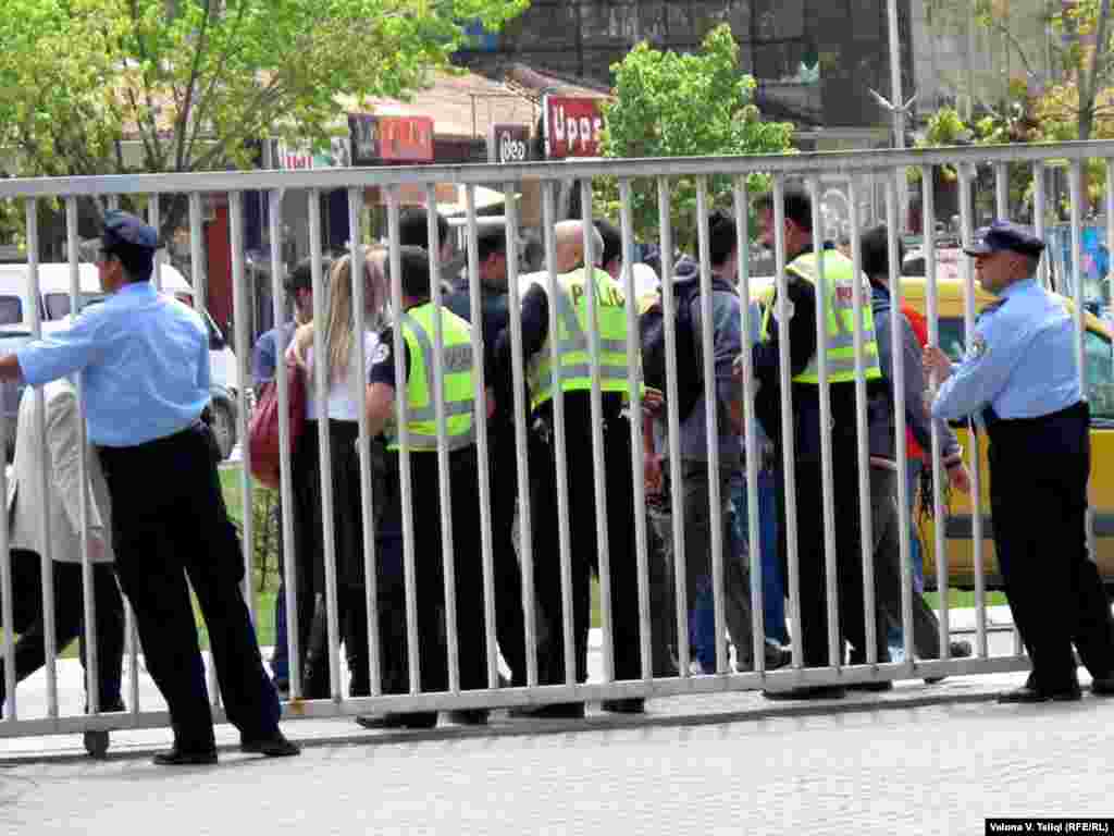 Protest zbog posete Borka Stefanovića Kosovu, Priština, 12. maj 2011 - Policija i demonstranti