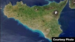 Етна розташована на північному сході Сицилії 