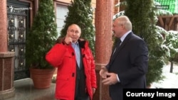 Președintele Rusiei Vladimir Putin (stânga) și omologul său din Belarus, Alexandr Lukașenka