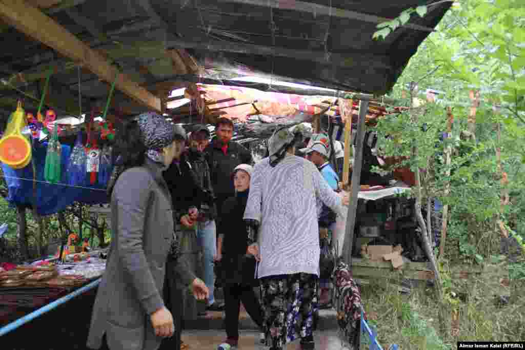 Вся дорога к нему в таких импровизированных лавках, где продают местные сувениры и сладости