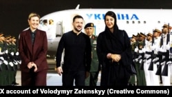 Президент України Володимир Зеленський і його дружина Олена під час прибуття до Об’єднаних Арабських Еміратів. Їх зустріла державний міністр ОАЕ з міжнародного співробітництва Рім Аль Хашімі (праворуч), 16 лютого 2025 року 