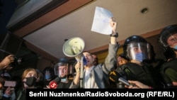 Сергій Стерненко під судом після обрання йому першого запобіжного заходу