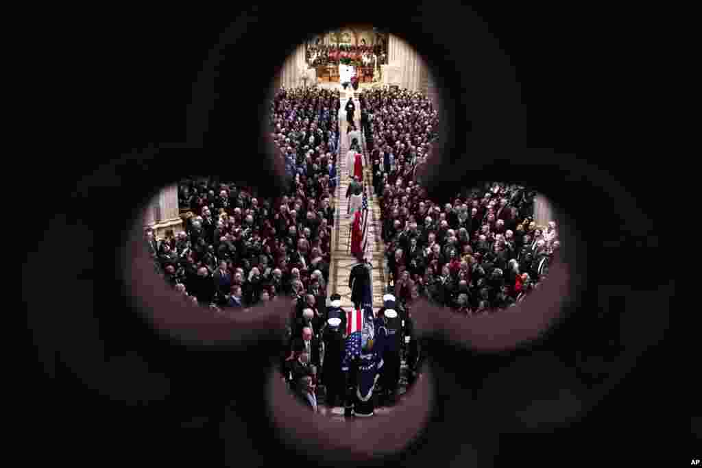 Jimmy Carter je bio sin uzgajivača kikirikija koji je postao 39. predsjednik Sjedinjenih Država i dobitnik Nobelove nagrade za mir za svoje napore u pronalaženju mirnih rješenja za međunarodne sukobe. &nbsp; &nbsp; 