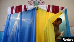 Голосование на одном из избирательных участков в Львовской области