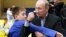Володимир Путін демонструє прийом на чемпіонаті з дзюдо . Росія, Кемерово