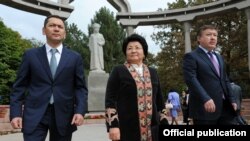 Президент Роза Отунбаева, Жогорку Кеңеш төрагасы Ахматбек Келдибеков жана премьер-министрдин милдетин аткаруучу Өмүрбек Бабанов Курманжан датканын 200 жылдык мааракесинде. Бишкек, 2011-жылдын 7-октябры. 