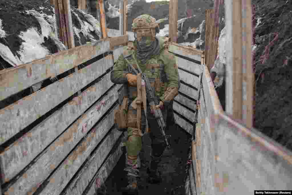 Egy katona járőrözik az ukrán kormányzati erők lövészárkaiban Donyeck közelében. Több tucat ukrán hivatásos katona halt meg az összetűzésekben 2020 eleje óta. &nbsp;