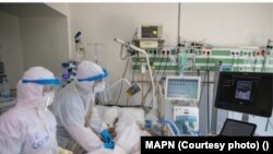 Spitalul modular Ana Aslan din subordinea Spitalului Militar Central are o secție de ATI cu 12 paturi ocupată complet la momentul realizării articolului