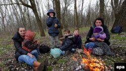 Migranti kod nelegalnog prelaza između Mađarske i Srbije pored mesta Asotthalom