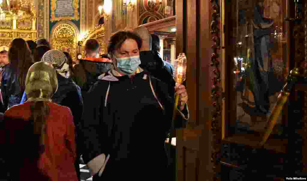Благодатный огонь доставили из Иерусалима в Кишинев накануне православной Пасхи, 1 мая 2021